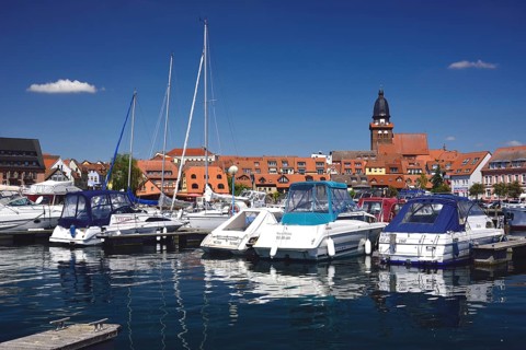 Europe, Germany, Mecklenburg-Western Pomerania, Waren an der Müritz, Binnenmüritz with marina, View
