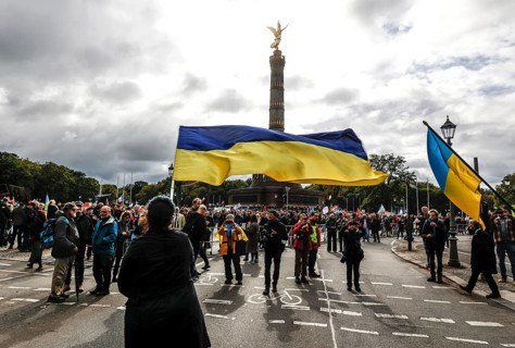 Ukrainians at the counter-demonstration Your peace is our death sentence at the Berlin Sigessäule,