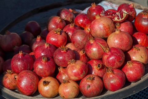 Market sale pomegranate (Punica granatum), Özdere, Izmir province, Turkey, Asia