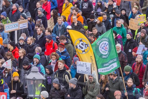 160 organisations and initiatives demonstrated against the right in Dresden on Saturday. Around 10,