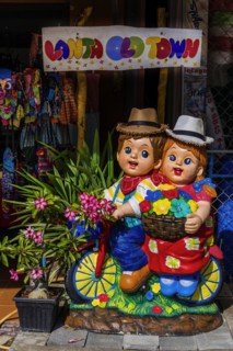 Welcome to Ko Lanta, figures, figurine, sculpture, advertising, greeting, message, colourful,
