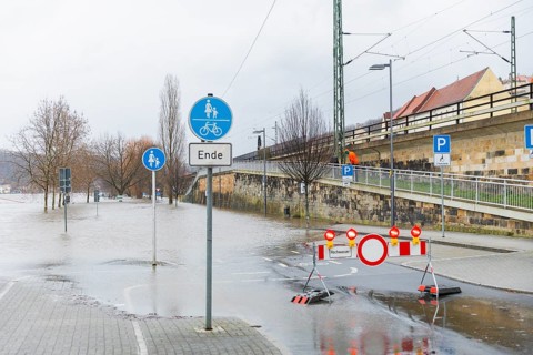 Elbe floods, the Elbe cycle path and the riverside roads of Pirna are flooded, Pirna, Saxony,