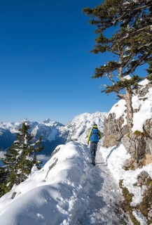 Mountaineers on the way to the Jenner summit with snow, snowy mountain panorama with Watzmann