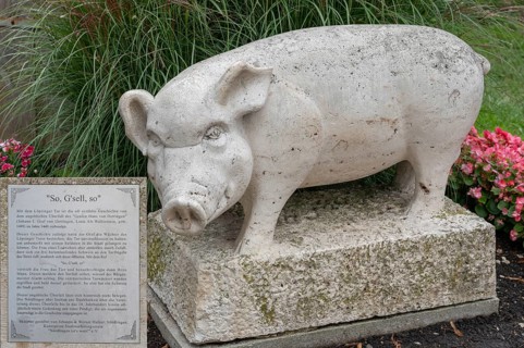 Information about the pig figure, symbolising the rescue of the town of Nördlingen in 1440,