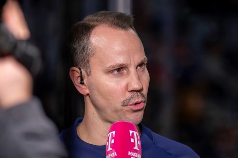 Former national ice hockey player Christoph Ullmann as co-commentator at the Adler Mannheim vs. Red
