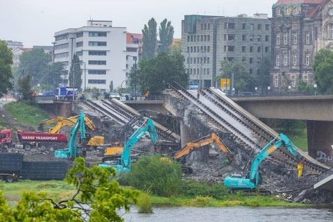 In the early hours of the morning, a section of the Carola Bridge collapsed for unknown reasons.