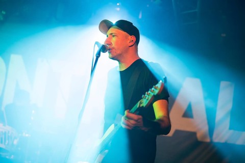 Deer, singer and bassist of Montreal live on the club tour for the new album Im Achteck nichts