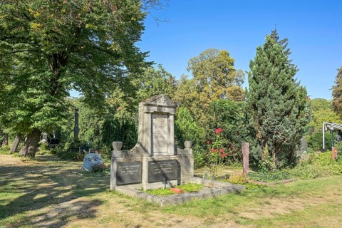 Graves, gravestones, cemeteries in front of Hallesches Tor, Kreuzberg, Friedrichshain-Kreuzberg,