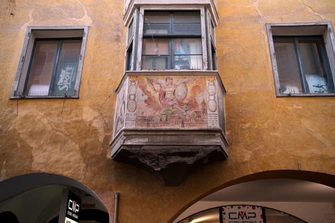 Fresco on a building in the Laubengasse, Via Pontici, Merano, Merano, historic centre, South Tyrol,