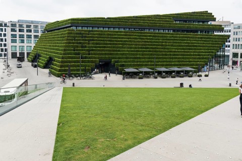 Kö-Bogen II office and commercial building, façade planted with hornbeam hedges, architect