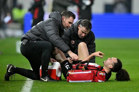 Arthur Theate Eintracht Frankfurt SGE (03) injured Injury on the ground Coach Voith-Arena,