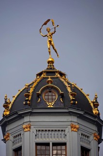 Dome with gilded bronze statue Renommée by P. Du Bois, Guildhall Au Roi d'Espagne, Grand-Place,