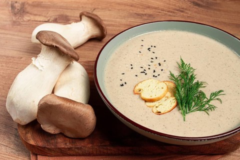 Mushroom cream soup, with dill and bruschetta, mushroom eringi