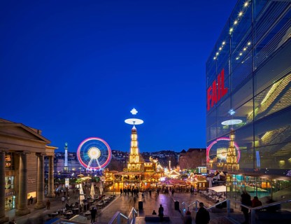 Christmas market with Christmas pyramid, reflection in the art museum, Cube, Ferris wheel, New