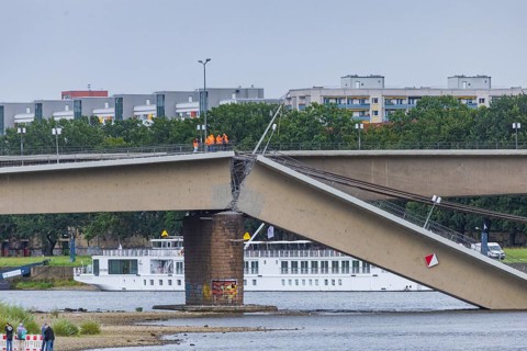 In the early hours of the morning, a section of the Carola Bridge collapsed for unknown reasons.