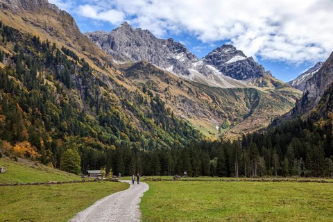 Hikers in the Oytal, behind mountains Schneck and Großer Wilder, autumn atmosphere, Allgäu Alps,