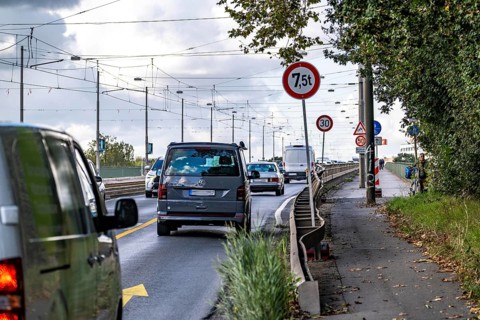 The Josef-Kardinal-Frings-Bridge, federal road B1, between Düsseldorf and Neuss, due to massive