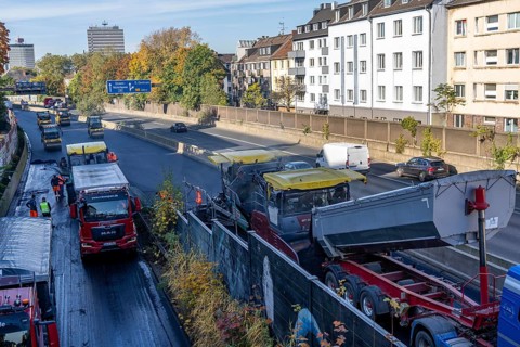 New whisper asphalt surface for the A40 motorway, in the city of Essen, direction Dortmund, 95, 000