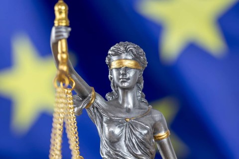 Symbolic image: Justitia in front of a European flag