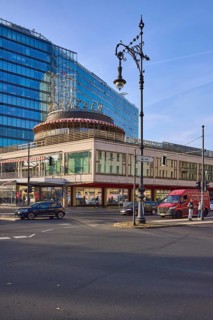 Kranzler Eck shopping centre and historic lantern at the intersection of Kurfürstendamm and