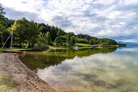 Beach on Lake Simssee near Bad Endorf, Bavaria, Germany, Europe