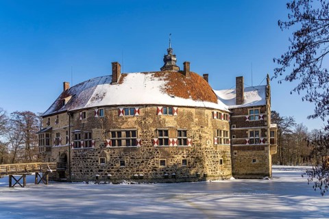 The snow-covered moated castle Burg Vischering near Lüdinghausen, Münsterland, North