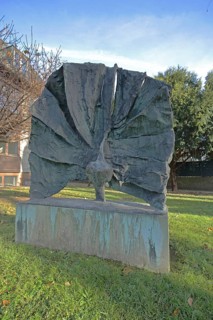 Sculpture peacock figure by Gotthelf Schlotter 1972, peacock wheeling, castle grounds, Friedberg,