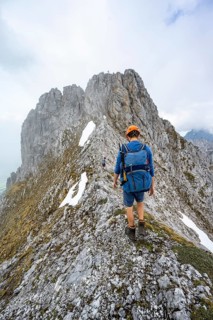 Mountaineers on the rocky ridge, behind the summit of the Ackerlspitze on the ascent to the