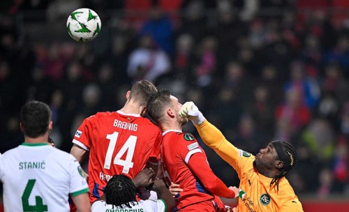 Penalty area scene, goal area scene Goalkeeper Lawrence Ati-Zigi FC St. Gallen (01) Fist defence