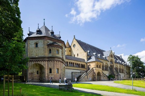 The imperial palace of Goslar covers an area of around 340 by 180 metres, situated at the foot of