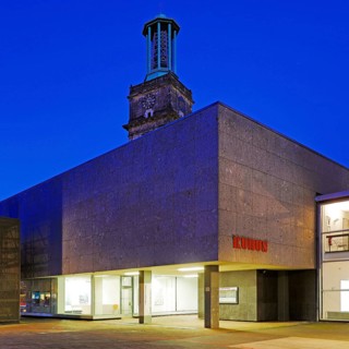 Municipal Gallery KUBUS in the evening with the Aegidienkirche, Gallery at Theodor-Lessing-Platz,