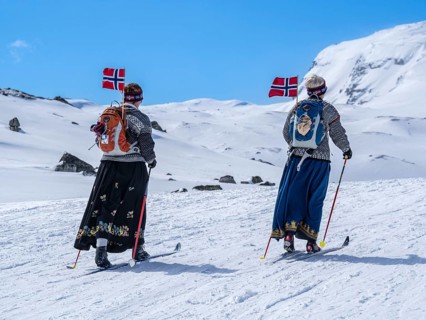 National day 17th May, Norwegians hike on ski, carrying norwegian flags, hike from Finse, highest