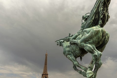 Statue of Jeanne d'Arc on the Pont Bir Hakeim, behind it the Eiffel Tower, Paris, Île-de-France,