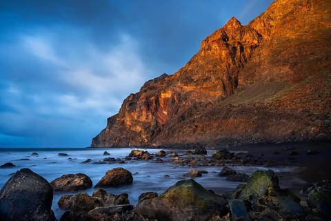 Golden hour on the seafront. Playa del Inglés and the La Mérica mountain range. Long exposure.