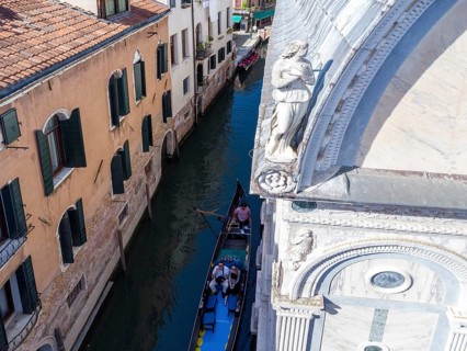 Marmor verkleidete Kirche Santa Maria dei Miracoli, im Sestiere Cannaregio, Drohnenaufnahme,