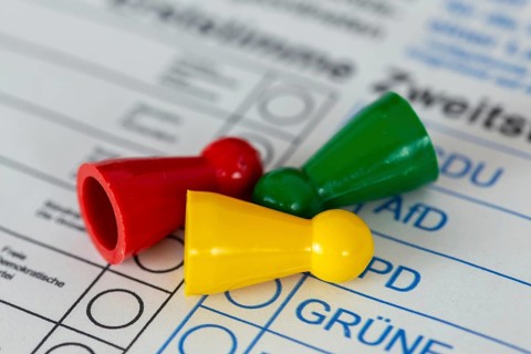 Symbolic image of poll results and election results of the traffic light government: overturned