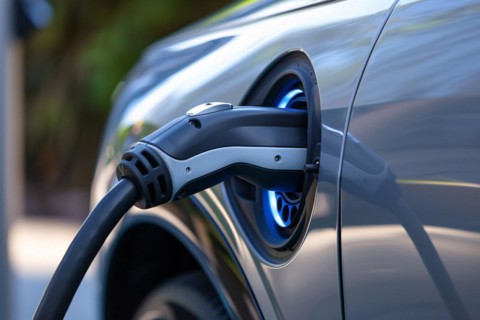Plug charging electric black car. KI generiert, generiert, AI generated
