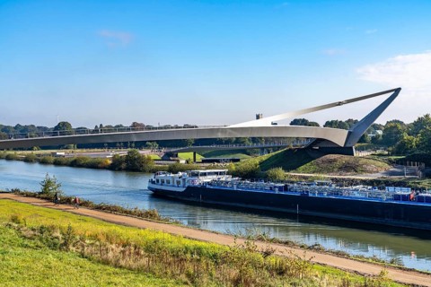 New bridge over the Rhine-Herne Canal and the Emscher, leap over the Emscher, bicycle and