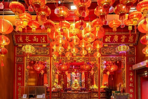 Lanterns in the Chinese Buddhist temple Wat Mangkon Kamalawat in Chinatown, Bangkok, Thailand, Asia