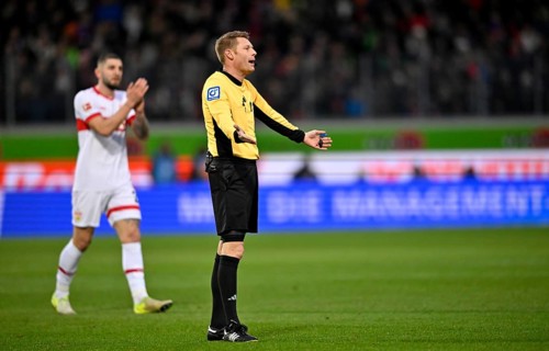 Referee Referee Christian Dingert Gesture Gesture Jeff Chabot VfB Stuttgart (24) applauds
