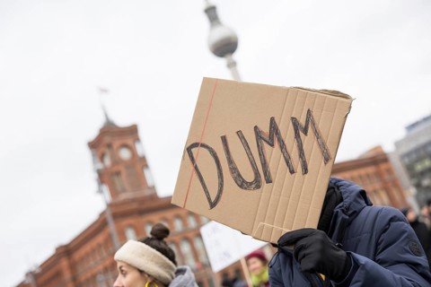 Sign DUMM at the #unkürzbar! Demonstration against the Berlin Senate's austerity plans, Berlin, 15