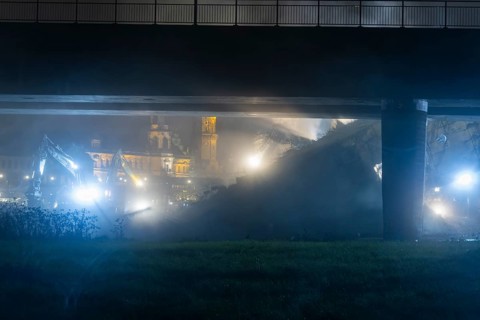 Due to an as yet unknown cause, a section of the Carola Bridge collapsed in the early hours of the