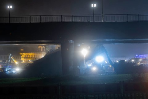 Due to an as yet unknown cause, a section of the Carola Bridge collapsed in the early hours of the