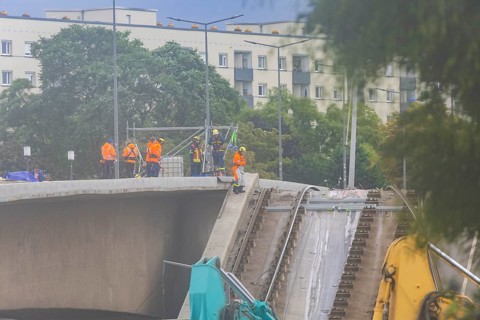 In the early hours of the morning, a section of the Carola Bridge collapsed for unknown reasons.