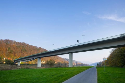 The Elbe bridge in Bad Schandau (B 172) is closed to all traffic with immediate effect. This