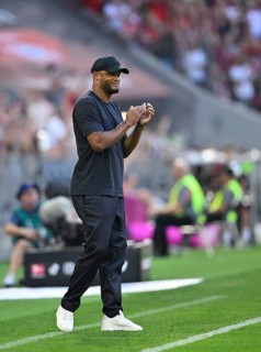 Coach Vincent Kompany FC Bayern Munich FCB on the sidelines, gestures, gestures, applauds, Allianz