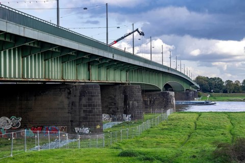 The Josef-Kardinal-Frings-Bridge, federal road B1, between Düsseldorf and Neuss, due to massive