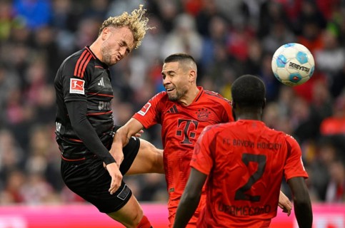 Header duel One-on-one action Raphael Guerreiro FC Bayern Munich FCB (22) vs Benedict Hollerbach 1.