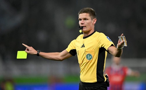 Referee Referee Dr Florian Exner Gesture Gesture shows yellow card yellow warning Voith-Arena,