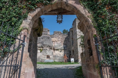Entrance gate to the ruins of Hilpoltstein Castle, built around 1220 to 1230, Maria-Dorothea-Straße